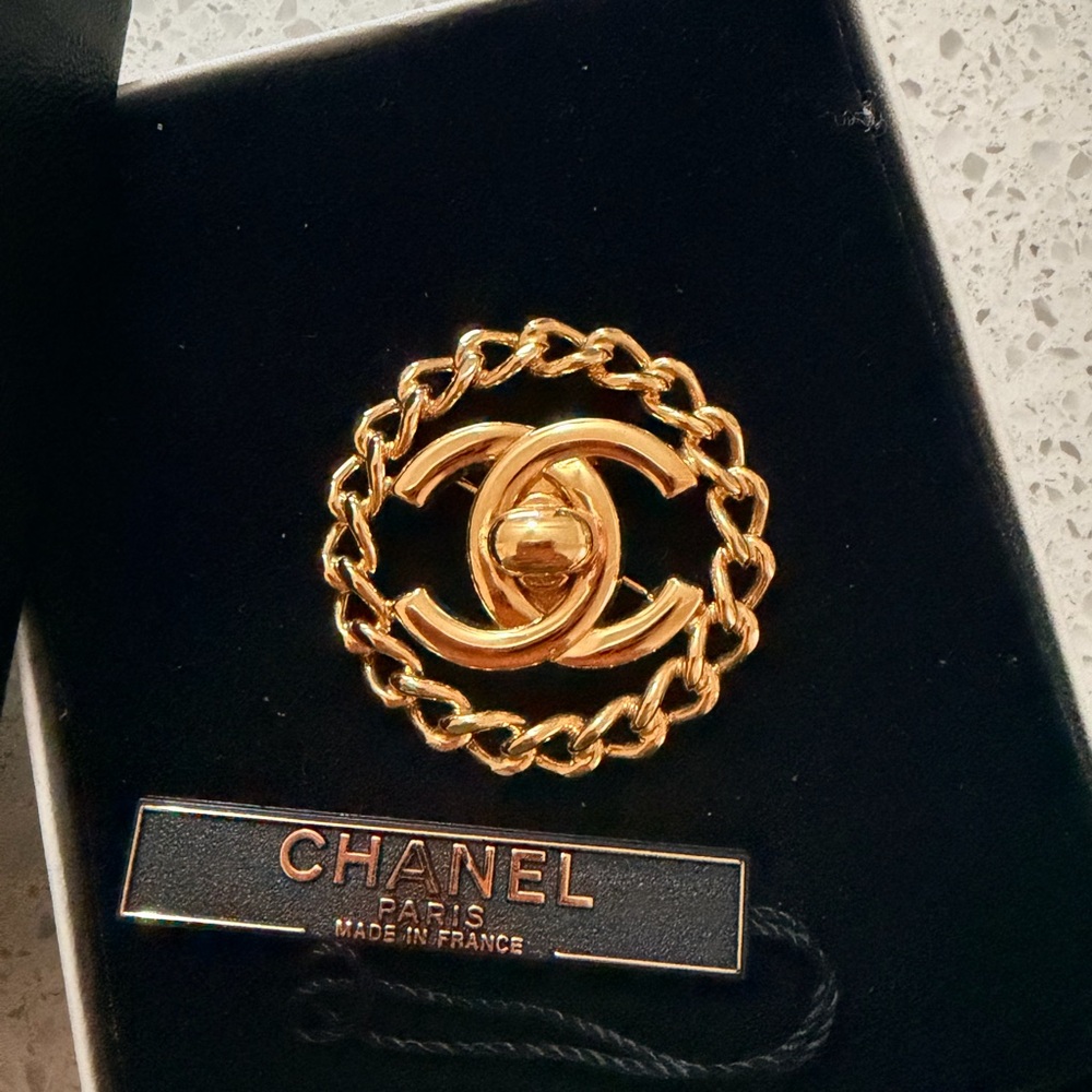 CHANEL Gold Interlocking CC Brooch